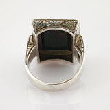 Silberring mit rechteckigem dunkelstein und rotbraunen Punkten, innen graviert, Vintage-Schmuck.