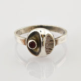 Silberring mit rundem Design, rotem Edelstein und vertikalen Rillen im Vintage-Stil