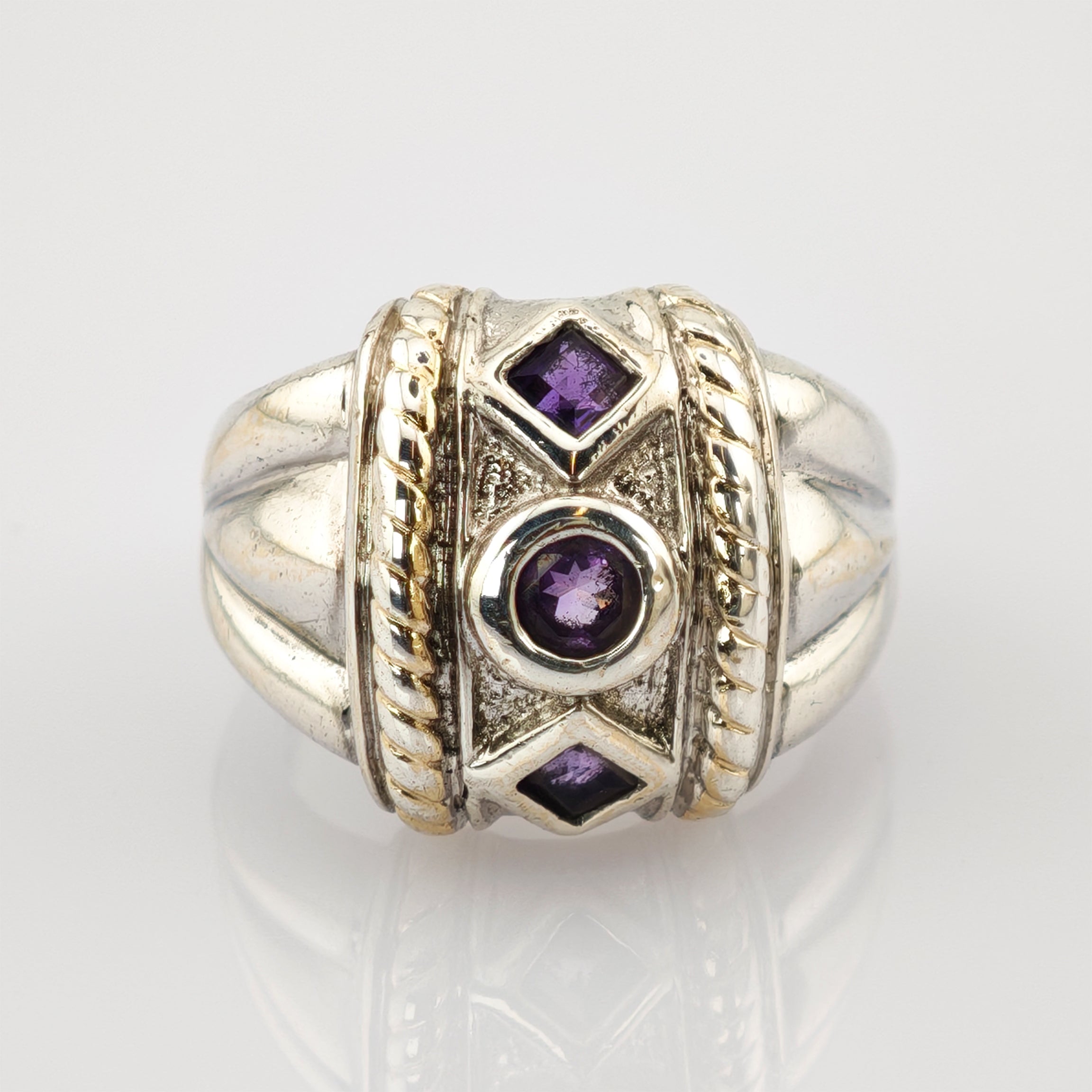 Silberring mit drei violetten Edelsteinen und silbernen Zopfmotiven