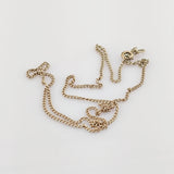 Vergoldete Halskette mit verdrehten Gliedern auf weißem Hintergrund