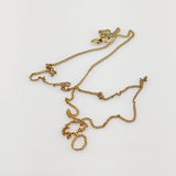 Verwickelte goldene Halskette mit Karabinerverschluss auf weißem Hintergrund