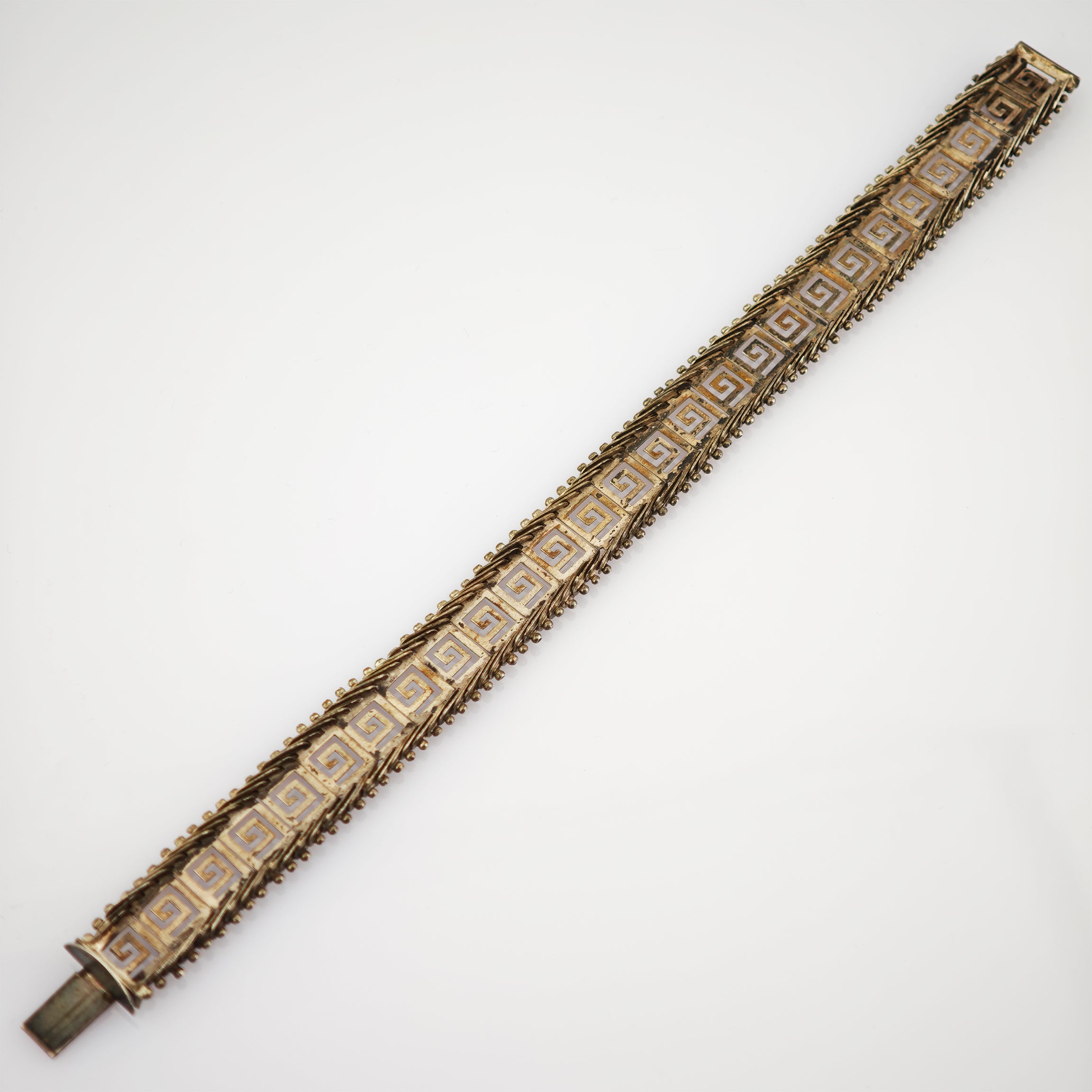 Edles Vintage-Armband mit griechischem Schlüsselmuster und feiner Perlenkante in metallischen Tönen.