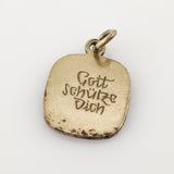 Vintage goldfarbener quadratischer Anhänger mit deutscher Inschrift 'Gott schütze dich'.
