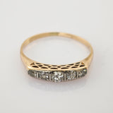 Vintage-Goldring mit fünf Diamanten und filigranen Details am Ringkopf