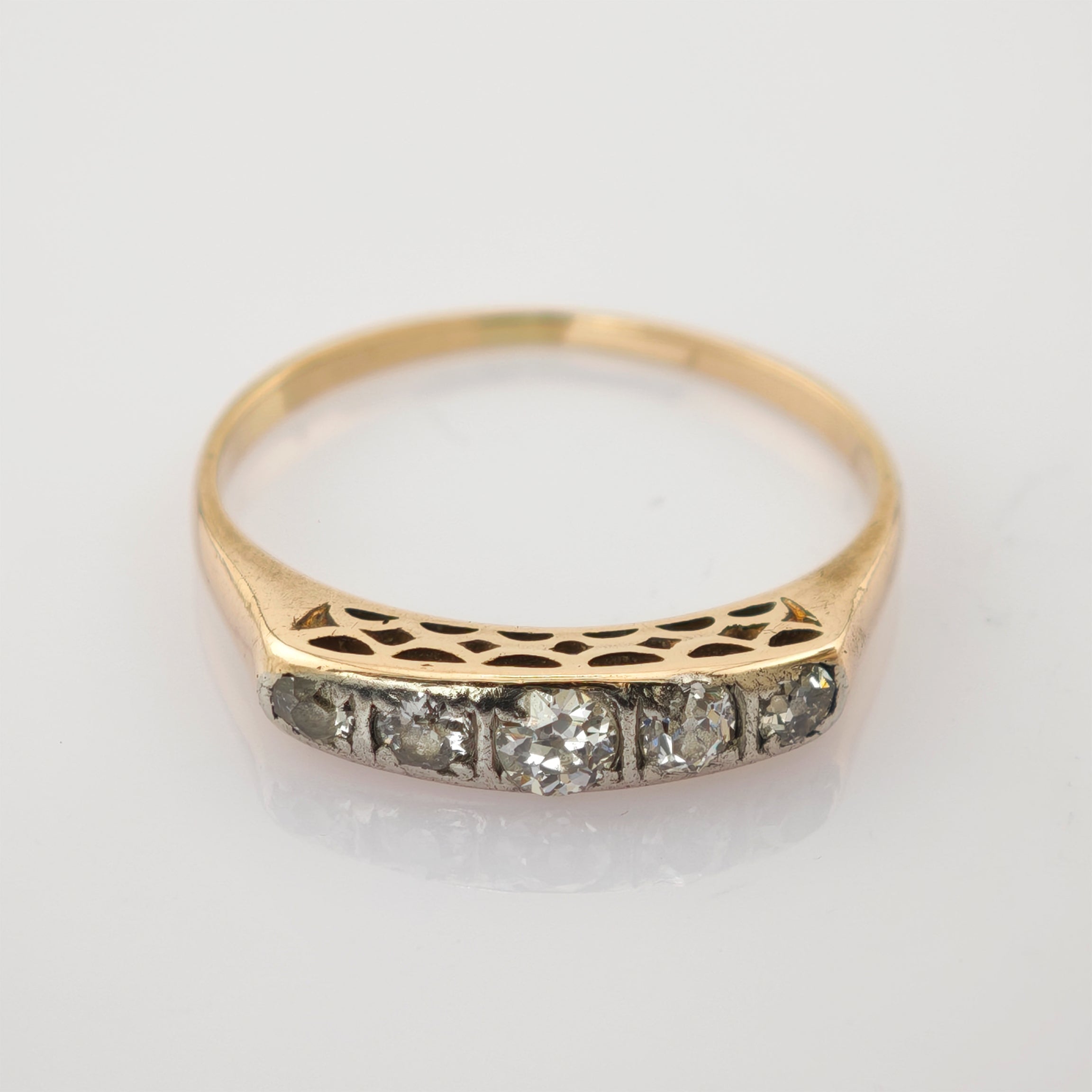 Vintage-Goldring mit fünf Diamanten und filigranen Details am Ringkopf