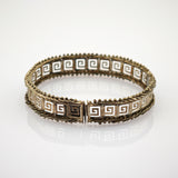 Vintage-Metallarmband mit griechischem Schlüsselmotiv und Perlenrand, antik gestaltet mit Frontverschluss