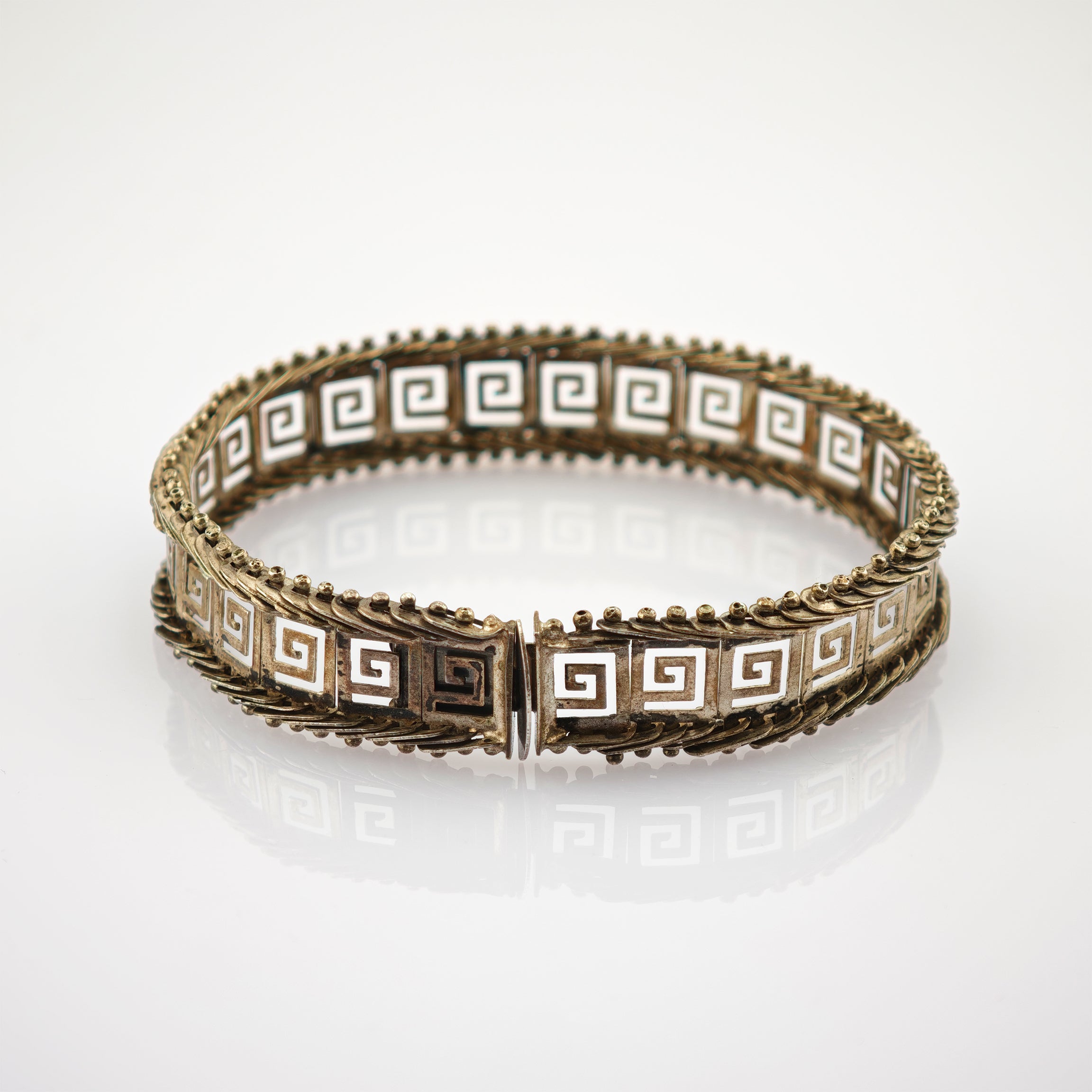 Vintage-Metallarmband mit griechischem Schlüsselmotiv und Perlenrand, antik gestaltet mit Frontverschluss