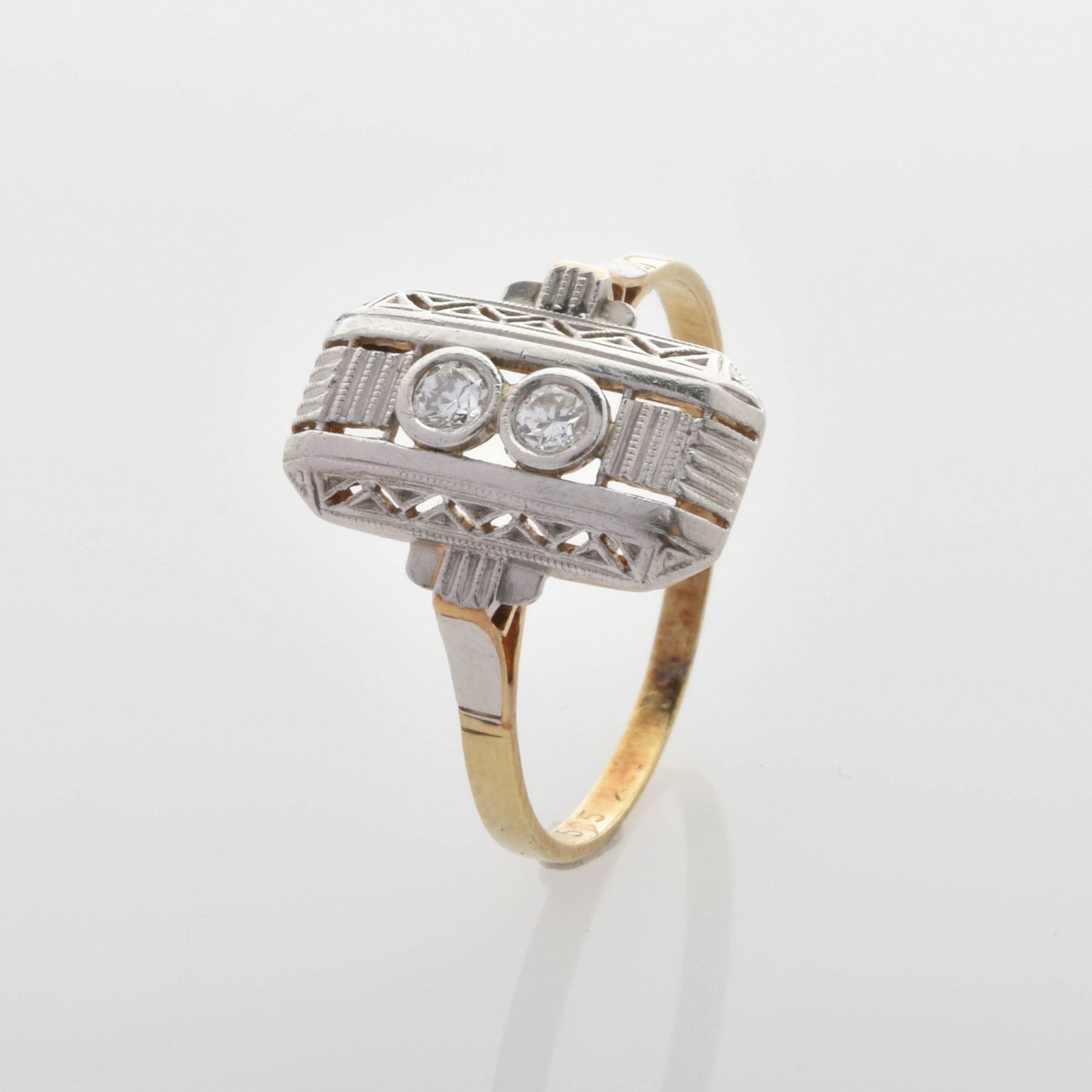 Vintage-Ring mit feiner Goldfassung 375 und verziertem Silber mit geometrischen Mustern und zwei klaren, runden Steinen.