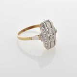 Vintage-Ring mit Goldband und rechteckiger silberner Oberseite mit zwei kleinen runden Diamanten und geometrischen Mustern.