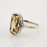 Vintage-Silberring mit rechteckigem gelbem facettiertem Edelstein und detailliertem Schmuckdesign