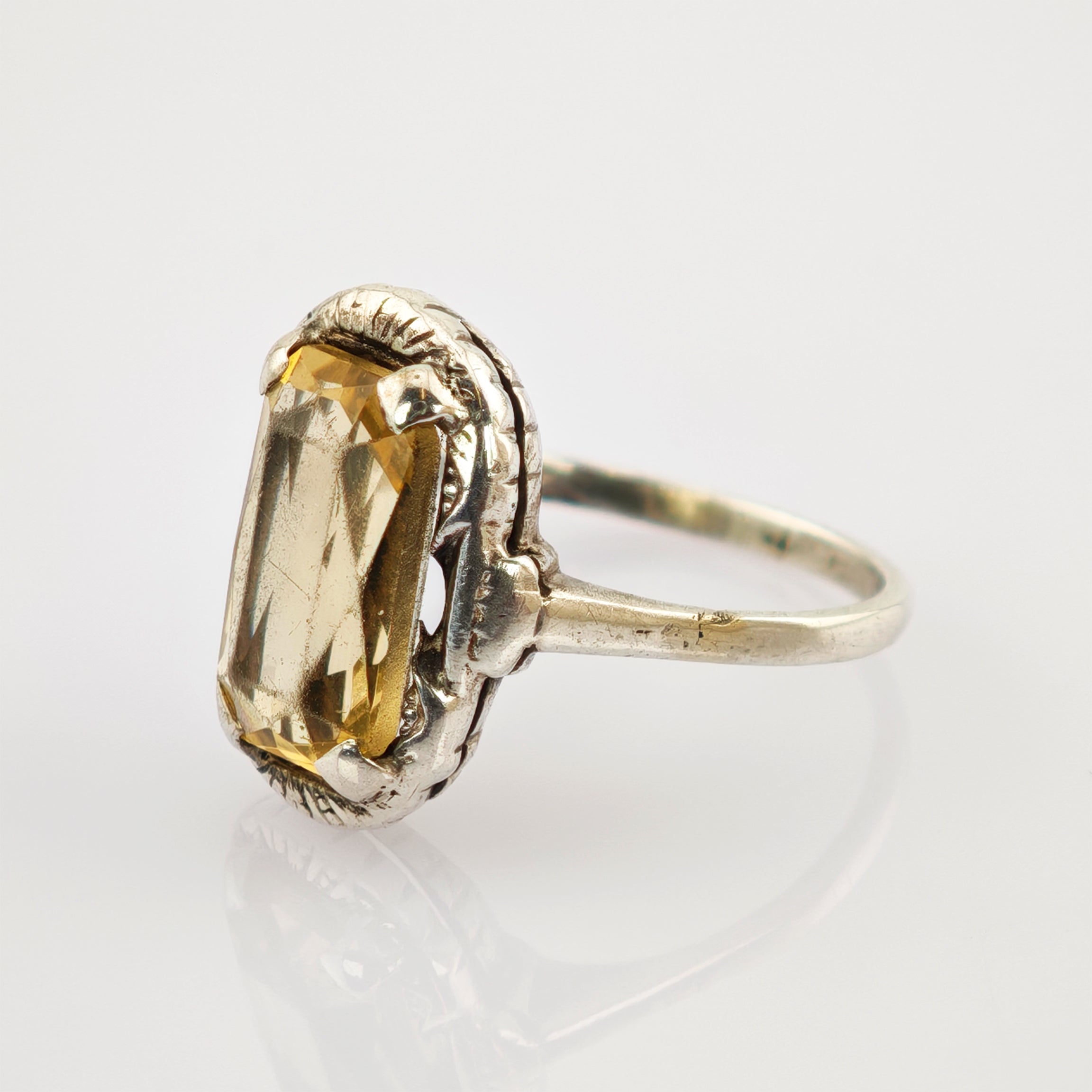 Vintage-Silberring mit rechteckigem gelbem facettiertem Edelstein und detailliertem Schmuckdesign