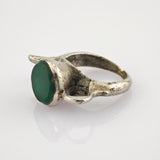 Vintage-Silberring mit großem grünen Edelstein und Anlaufflecken auf dem Band.