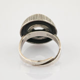 Vintage-Silberring mit großem klarem facettiertem Edelstein in gerillter Einfassung, Gravur m92527 am Ringband.