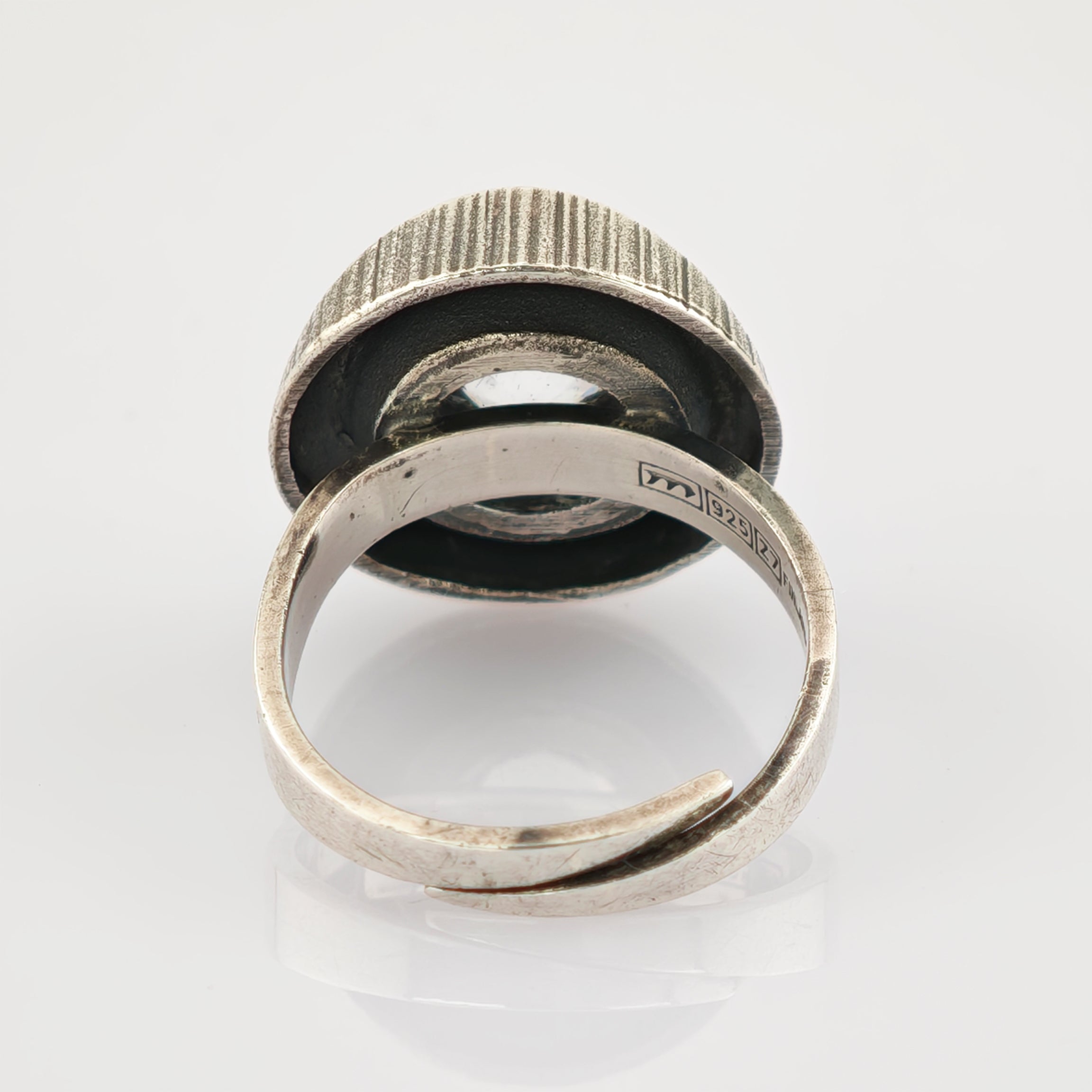 Vintage-Silberring mit großem klarem facettiertem Edelstein in gerillter Einfassung, Gravur m92527 am Ringband.