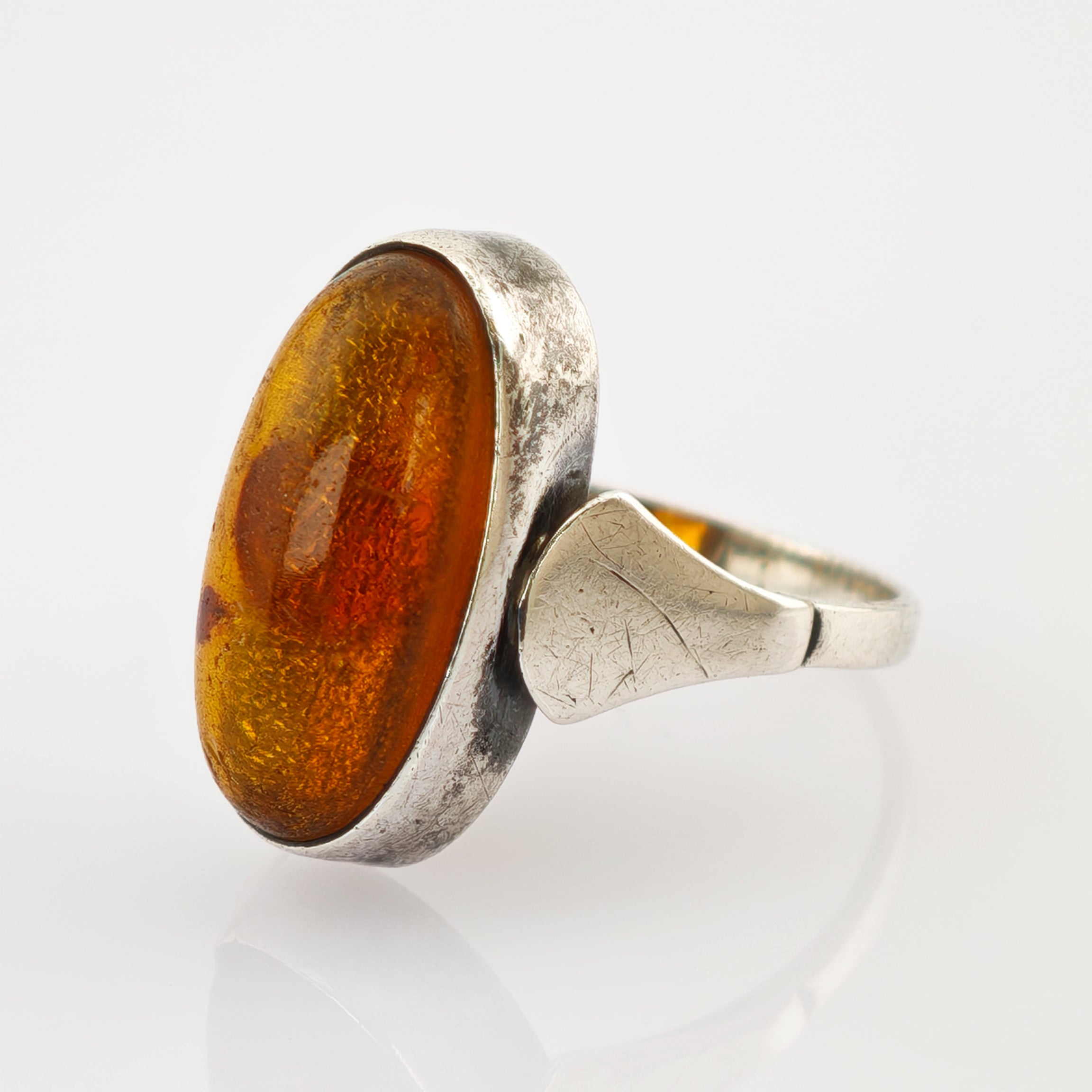 Vintage Silberring mit großem ovalem Bernstein in Gold-Orange.
