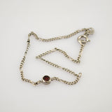 Zartes Silberarmband mit kleinem rundem rotem Granatstein in Silberfassung und gemischten Kettengliedern