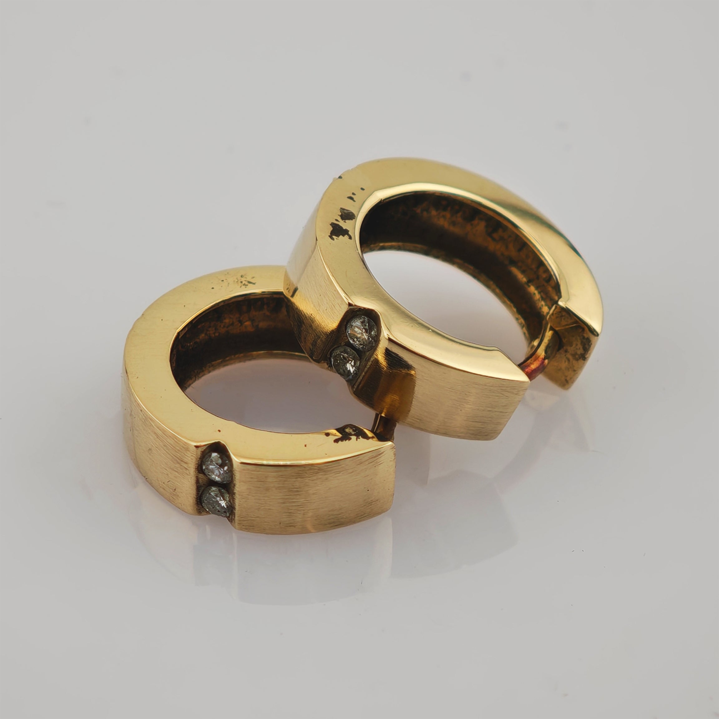 Zwei kleine goldfarbene Creolen mit klaren Steinen, vintage Look, leicht gebraucht.