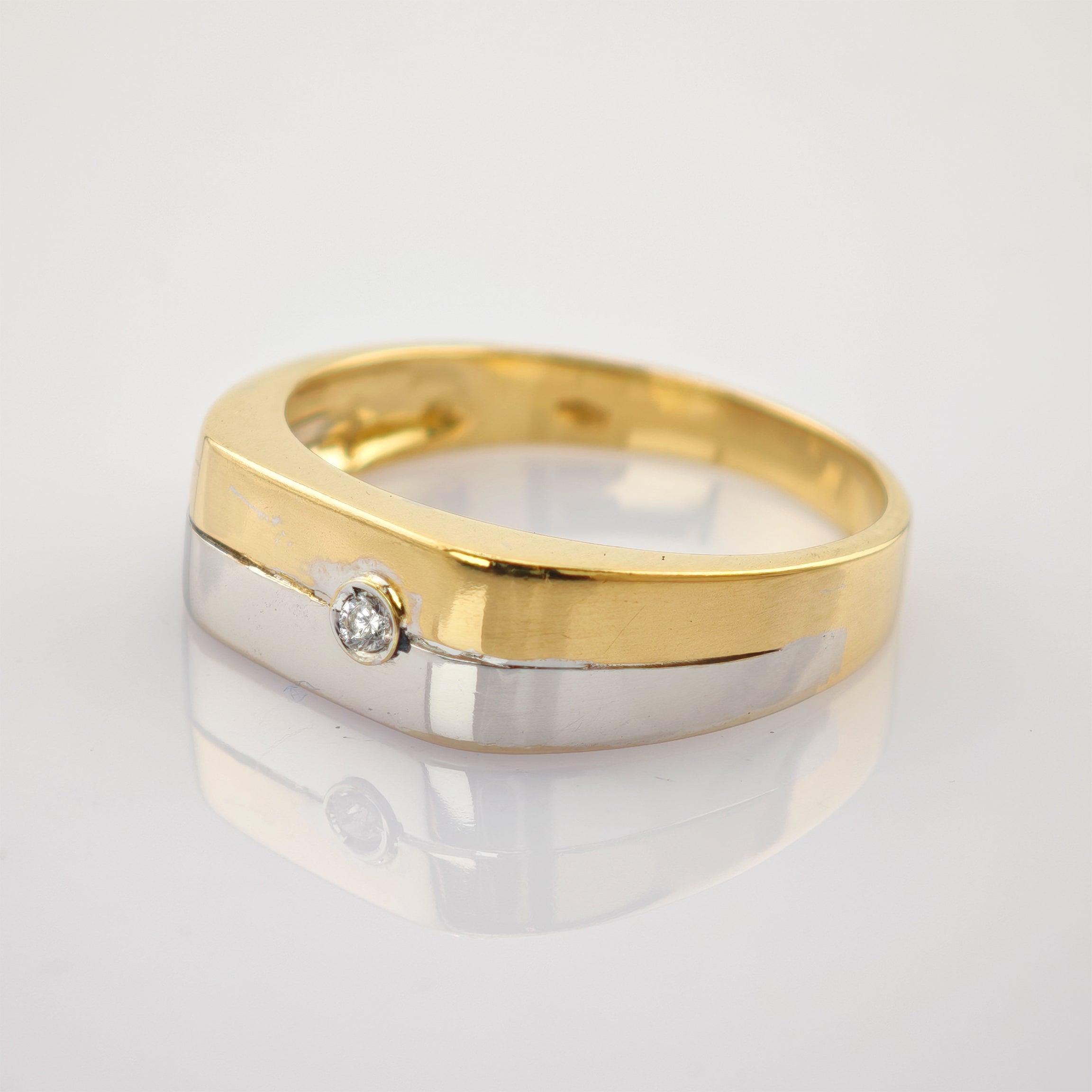 Zweifarbiger Ring mit Flacher Oberseite aus Gold und Silber mit Kleinem Rundem Diamant in der Silbernen Zweifarbiger Ring aus Gold und Silber mit rechteckigem Profil und kleinem rundem Diamant.