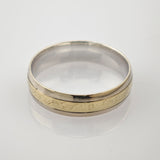 Nahaufnahme eines zweifarbigen Rings mit silberner Außenkante und goldfarbener Innenseite.